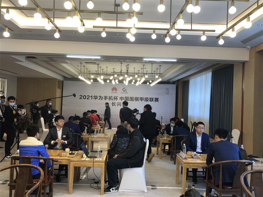 索斯盖特：会有新人参加明年欧洲杯肯定会让贝林和凯恩配合　索斯盖特日前接受天空体育采访，他谈到明年欧洲杯英格兰的阵容问题。